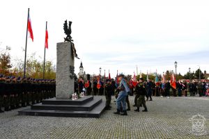 Honorowa warta uczniów klasy mundurowej ZS Nr 1 w Bratoszewicach pod Pomnikiem Niepodległości