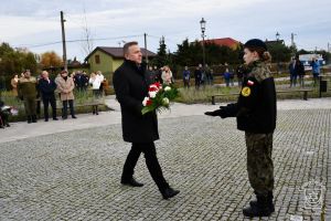 Kwiaty składa Radny Rady Powiatu Zgierskiego, Naczelnik Wydziału Spraw Obywatelskich i Społecznych UM w Strykowie Radosław...