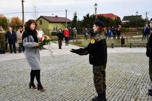 Kwiaty w imieniu OKiR w Strykowie składa Agnieszka Kacprzak.