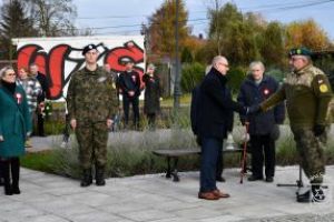 Burmistrz Strykowa Witold Kosmowski wita się z prowadzącym uroczystość zmiany warty pod Pomnikiem Niepodległości Andrzejem...