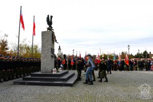 Honorowa warta uczniów klasy mundurowej ZS Nr 1 w Bratoszewicach pod Pomnikiem Niepodległości