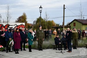 Burmistrz Strykowa Witold Kosmowski w trakcie przemówienia. Na zdjęciu również Sekretarz Gminy Stryków Aneta Jędrzejczak,...