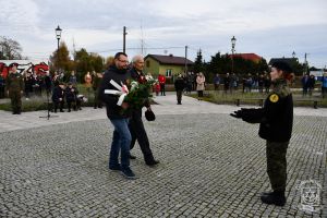 Kwiaty składają Jan Tyc i Robert Florczak, przedstawiciele Nieformalnej Grupy Pasjonatów Walk nad Bzurą.