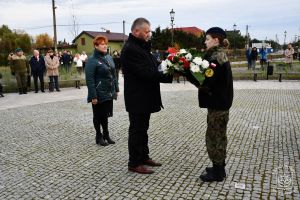 Kwiaty składają w imieniu ZGKiM w Strykowie Dyrektor Rafał Olczyk oraz Marzena Gocek.