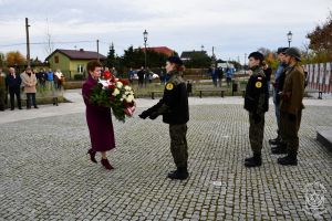 Kwiaty składa Prezes GS "SCh" w Strykowie Urszula Sieradzka.