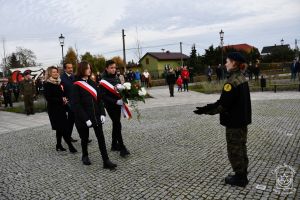 Kwiaty składa delegacja SP Nr 2 w Strykowie z Dyrektorem Eugeniuszem Jacelem oraz Zastepcą Dyrektora Marzeną Ciesielską.