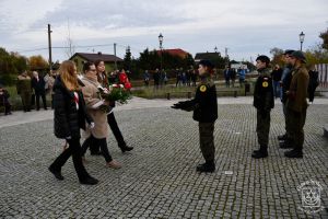 Kwiaty składa delegacja SP w Bratoszewicach z Dyrektor Ewą Piórkowską.