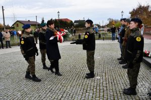 Kwiaty składa delegacja ZS Nr 1 w Bratoszewicach z Dyrektor Beatą Jachurską.