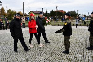 Kwiaty składa delegacja OSP w Strykowie z Prezesem Szymonem Sitkiem.