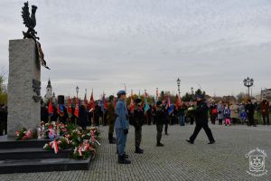 Kwiaty składa Prezes OSP w Koźlu Łukasz Tomczak.