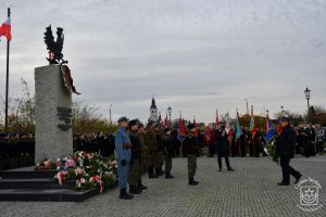 Kwiaty składa Wiceprezes OSP Lipka Krzysztof Pawlak.