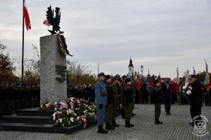 Kwiaty składa Prezes OSP w Swędowie Sławomir Cłapiński