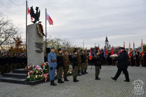 Kwiaty składa Naczelnik OSP w Warszewicach Szymon Niźnikowski.