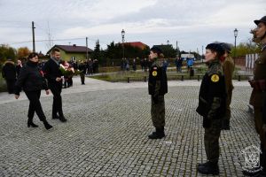 Kwiaty składa Sołtys Rokitnicy Tomasz Galant wraz z Przewodniczącą KGW Małgorzatą Piestrzeniewicz.