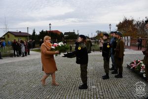 Kwiaty składa sołtys Sołectwa Dobra-Nowiny Krystyna Lamorska.