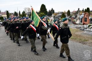 Przemarsz na kwaterę wojenną na cmentarzu rzymskokatolickim w Strykowie.