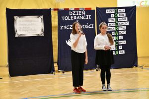 Uczniowie SP w Niesułkowie podczas występu artystycznego