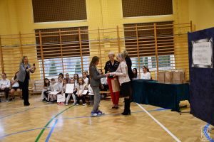 Zastępca Burmistrza Strykowa Tamara Barańska-Kiemaczyńska wręcza nagrodę jednej z nagrodzonych uczennic, obok Dyrektor SP w...