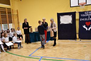 Zastępca Burmistrza Strykowa Tamara Barańska-Kiemaczyńska wręcza nagrodę jednemu z nagrodzonych uczniów, obok Dyrektor SP w...