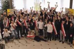Zdjęcie grupowe zawodników oraz działaczy Okręgu Łódzkiego PZM
