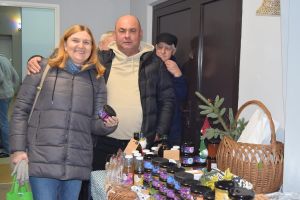 I Jarmark Bożonarodzeniowy - uczestnicy przy jednym ze stoisk