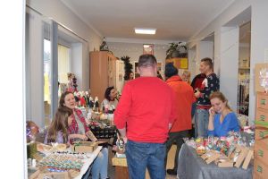 I Jarmark Bożonarodzeniowy - uczestnicy wśród stoisk