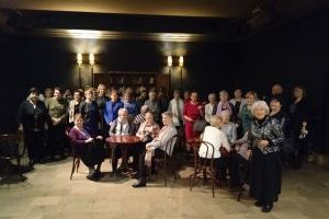 Grupa Seniorów, uczestników warsztatów w foyer Teatru Powszechnego w Łodzi