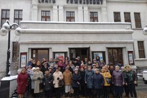 Grupa Seniorów, uczestników warsztatów przed budynkiem Teatru Powszechnego w Łodzi