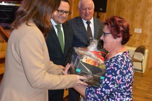 Nagrodę z rąk Sekretarz Gminy Stryków Anety Jędrzejczak odbiera Przewodnicząca KGW Ługi, Halina Gawlik, obok Poseł na Sejm...