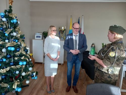 Burmistrz Strykowa Witold Kosmowski oraz Zastępca Burmistrza Strykowa Tamara Barańska-Kiemaczyńska odbierają Światło Pokoju...