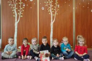 Przedszkolaki prezentują karki świąteczne w ramach akcji "Serce za odwagę"