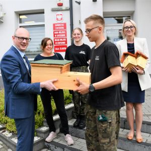 Burmistrz Strykowa Witold Kosmowski przekazuje domek dla jeża uczniom ZS Nr 1 w Bratoszewicach