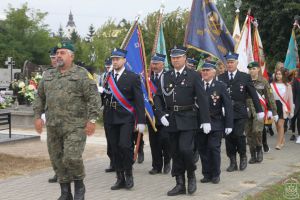 Zdjęcie przedstawia uczestników uroczystości 17 wrzesnia w Strykowie