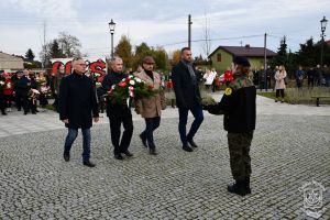 Radni Rady Miejskiej w Strykowie składają kwiaty pod Pomnikiem Niepodległości