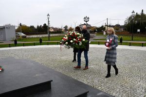Władze samorządowe składają kwiaty pod Pomnikiem Niepodległości w Strykowie