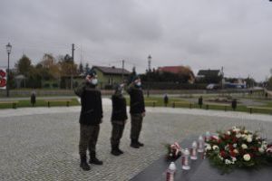 Kwiaty pod Pomnikiem Niepodległości składa klasa mundurowa