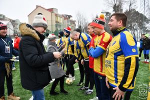 Burmistrz Strykowa Witold Kosmowski oraz Zastępca Burmistrza Strykowa Tamara Barańska-Kiemaczyńska dekorują medalami...