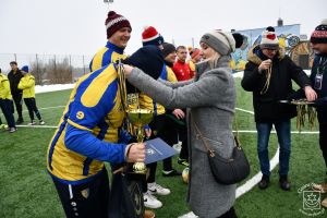 Dekoracja medalowa zwycięzców turnieju - zawodników drużyny Dream Team. Dekoracji dokonują Zastępca Burmistrza Strykowa...