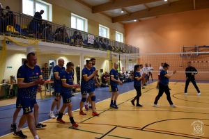 Zawodnicy i publiczność Turnieju Piłki Siatkowej o Puchar Szefa Sztabu WOŚP