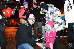 Burmistrz Strykowa Witold Kosmowski kwestuje wśród uczestników 31. Finału WOŚP w Strykowie.