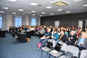 uczestnicy konferencji edukacyjnej pn. „Profilaktyka sytuacji kryzysowych wśród dzieci i młodzieży” w Strykowie