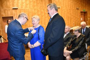 Jubilaci Henryka i Daniel Komenderscy dekorowani medalami "Za Długoletnie Pożycie Małżeńskie" przez Burmistrza Strykowa...