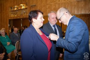 Jubilaci Feliksa i Jan Patora dekorowani dekorowani medalami "Za Długoletnie Pożycie Małżeńskie" przez Burmistrza Strykowa...