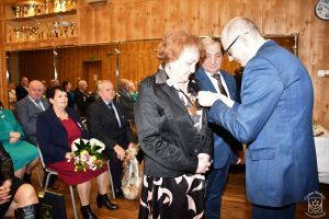 Jubilaci Krystyna i Jan Urbańscy dekorowani medalami "Za Długoletnie Pożycie Małżeńskie" przez Burmistrza Strykowa Witolda...