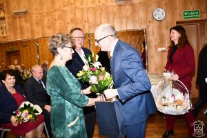 Jubilaci Stanisława i Zbigniew Wichlińscy odbierają gratulacje i kwiaty z rąk Burmistrza Strykowa Witolda Kosmowskiego,...