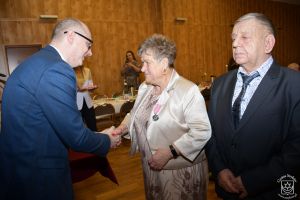 Jubilaci Stanisława i Czesław Pietrasiak przyjmują gratulacje Burmistrza Strykowa Witolda Kosmowskiego