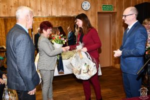 Jubilaci Ewa i Stefan Borkowscy odbierają gratulacje i upominek z rąk Sekretarz Gminy Stryków Anety Jędrzejczak, obok...