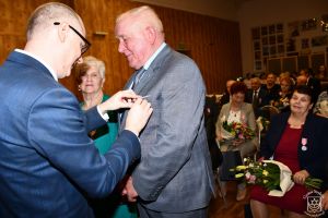 Jubilaci Janina i Ireneusz Sicińscy dekorowani medalami "Za Długoletnie Pożycie Małżeńskie" przez Burmistrza Strykowa...