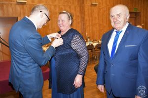 Jubilaci Halina i Kazimierz Kaźmierczak dekorowani medalami "Za Długoletnie Pożycie Małżeńskie" przez Burmistrza Strykowa...