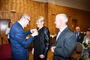 Jubilaci Halina i Zygmunt Kaczmarek dekorowani medalami "Za Długoletnie Pożycie Małżeńskie" przez Burmistrza Strykowa...